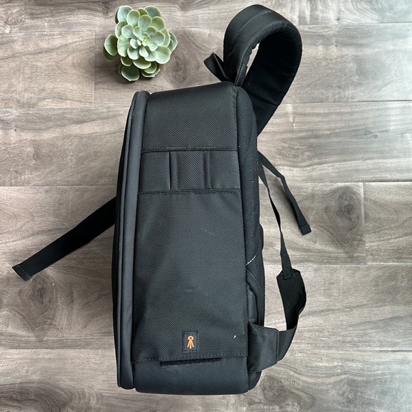 LOWEPRO black sling camera bag - EUC - Picture 3 of 15